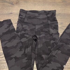 Lululemon Athletica Black Camo Leggings 28’